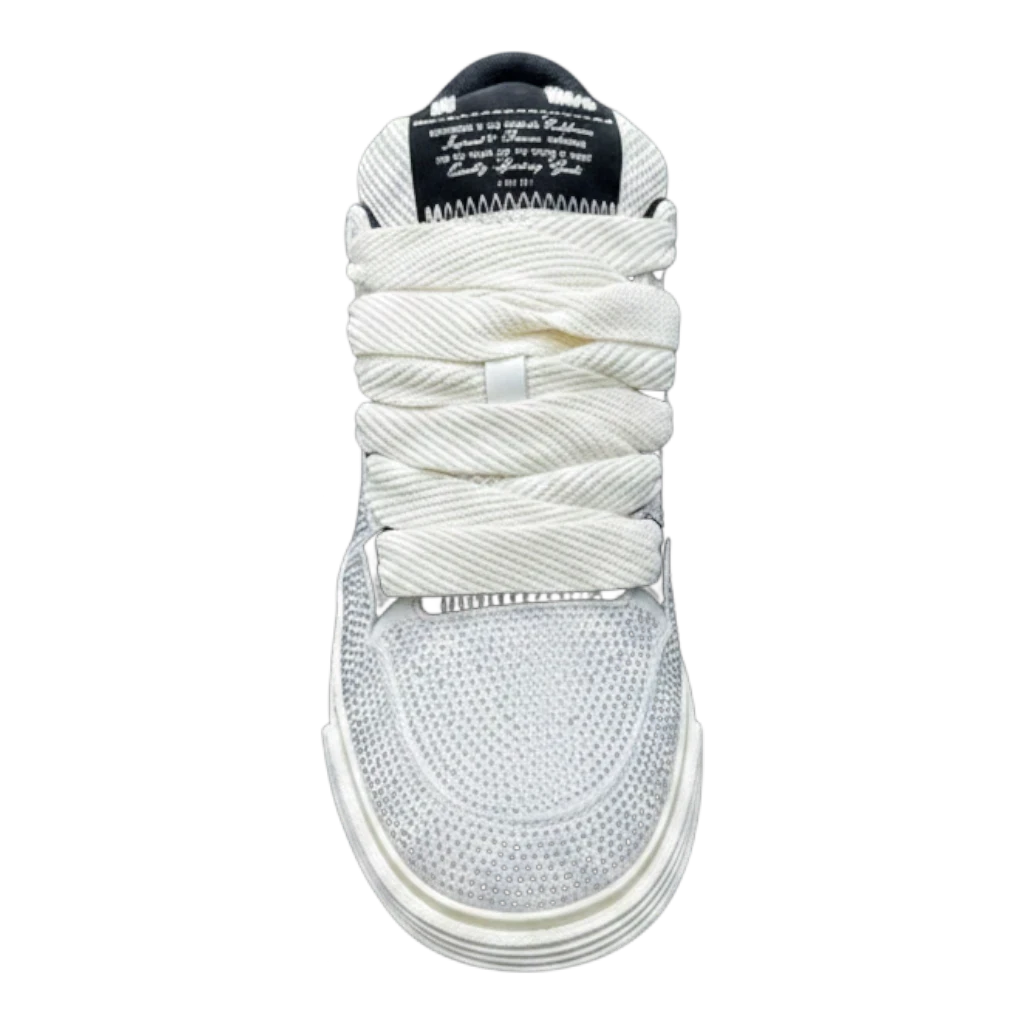 Zapatillas Dripbcnoficial AMIRI MA-1 blancas con cristales brillantes y cordones gruesos sobre fondo negro