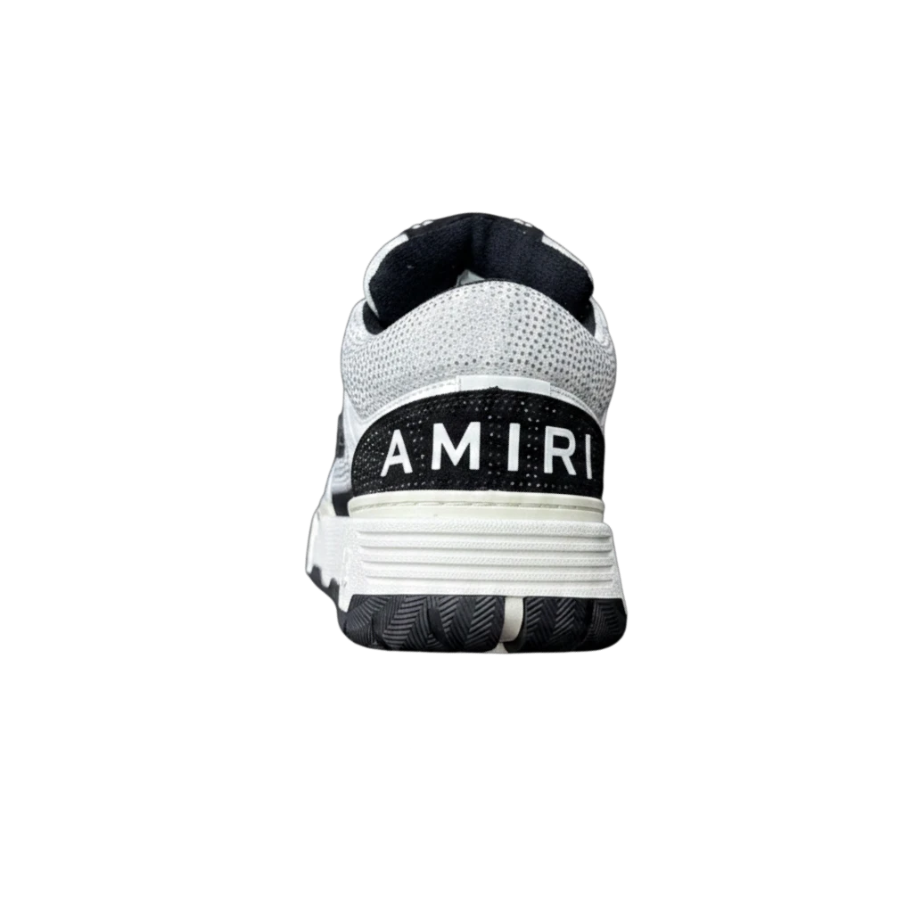 Zapatillas Dripbcnoficial AMIRI MA-1 en blanco y negro con logo en el talón sobre fondo oscuro